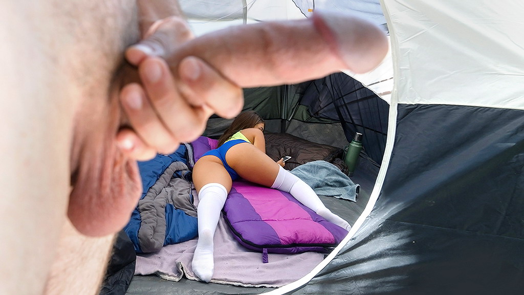 Пьяная девка дрочит мужику в палатке