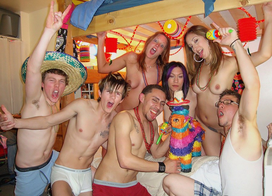 Sexy amateur college girls and uncensored dorm room photo